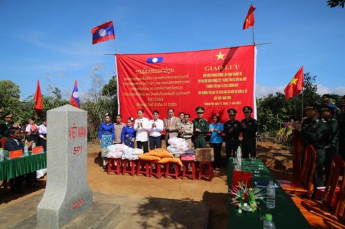 Giao lưu giữa lực lượng bảo vệ biên giới, giáo viên, học sinh Việt Nam - Lào