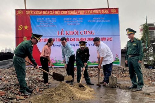 Trao nhà tình nghĩa cho người dân khu vực biên giới
