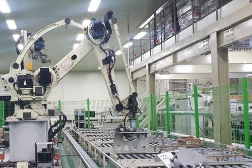 Robot công nghiệp đè chết người vì nhầm là hộp rau