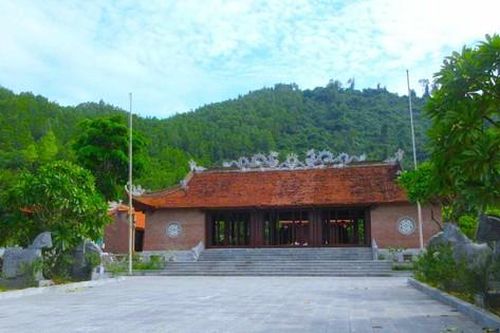 Phát hiện gạch cổ quý hiếm hơn 600 năm trong ngôi đền Vua Hồ