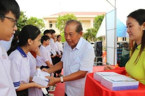 Hỗ trợ, động viên ngư dân vươn khơi, bám biển