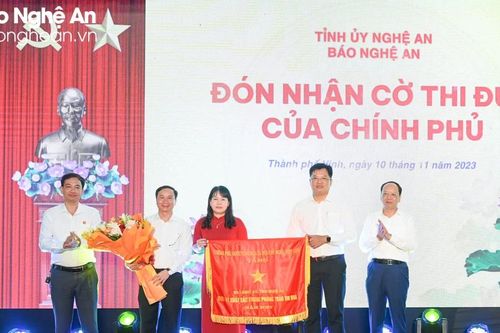 Báo Nghệ An đón nhận Cờ Thi đua của Chính phủ