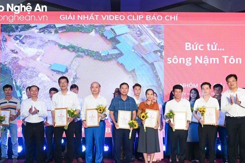 Trao giải Cuộc thi Ảnh báo chí 'Khoảnh khắc vàng' và Video clip Báo Nghệ An lần thứ 12