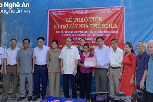 Trao 100 triệu đồng hỗ trợ xây dựng nhà tình nghĩa ở huyện Quỳ Hợp
