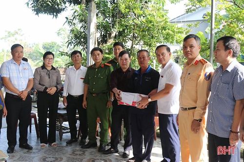 Thăm hỏi, động viên các gia đình nạn nhân bị tai nạn giao thông