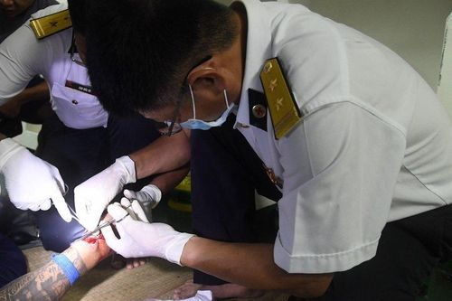 Cấp cứu ngư dân bị cá chình cắn khi khai thác thủy sản trên biển