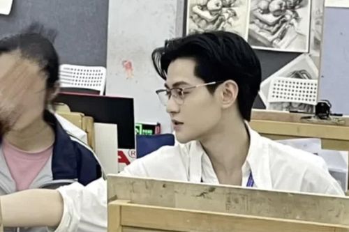 Nam giáo viên đẹp trai như nam thần nhưng phụ huynh vừa gặp đã lần lượt xin chuyển lớp cho con