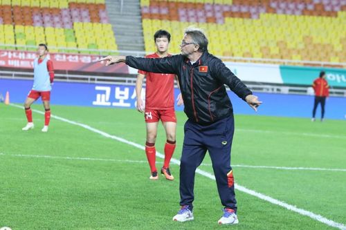 Không phải Philippines, HLV Troussier cần giúp Việt Nam thắng Indonesia và Iraq