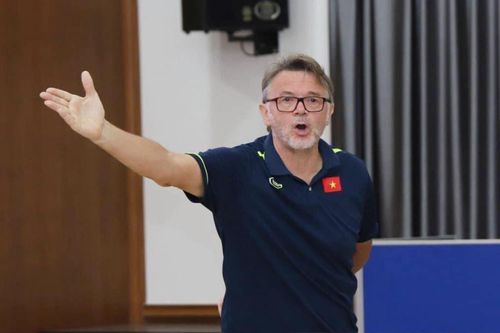 HLV Troussier tuyên bố: Ai không sẵn sàng thích nghi lối chơi của tôi, có thể ra về!