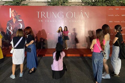 Khung cảnh trước giờ G live-concert Trung Quân Idol: An ninh thắt chặt, khán giả xếp hàng dài chờ đợi