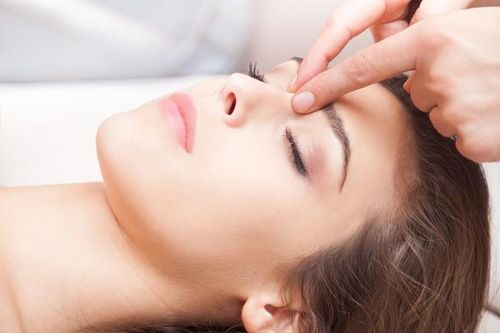 5 điểm bấm huyệt giúp thông mũi trong 30 giây