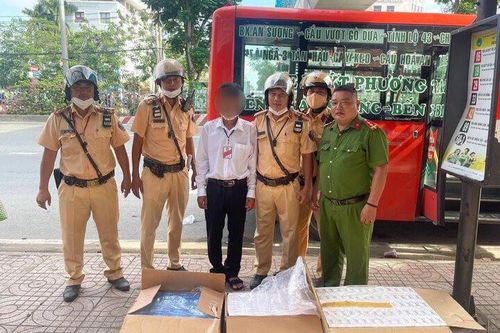 Bus Phương Trang chở 1.700 gói thuốc lá lậu