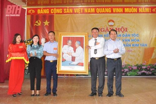 Trưởng Ban Tổ chức Tỉnh ủy Nguyễn Văn Hùng dự Ngày hội Đại đoàn kết toàn dân tộc tại khu phố Ngọc Bồ