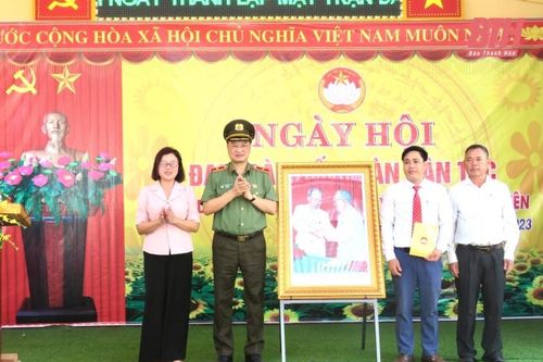 Thiếu tướng Trần Phú Hà, Giám đốc Công an tỉnh dự Ngày hội Đại đoàn kết toàn dân tộc tại thôn Nguyên Lý