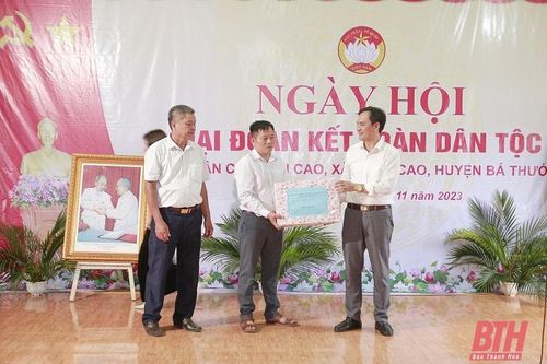 Phó Chủ tịch UBND tỉnh Đầu Thanh Tùng dự Ngày hội Đại đoàn kết toàn dân tộc tại huyện Bá Thước