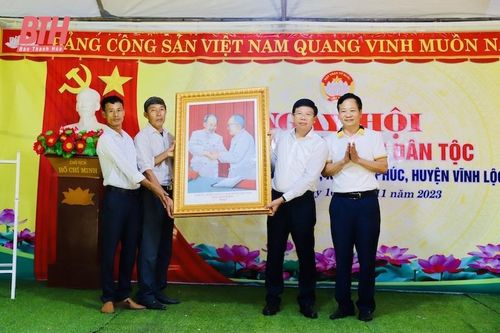 Bí thư Đảng ủy Khối Cơ quan và Doanh nghiệp tỉnh Trần Văn Hải dự Ngày hội Đại đoàn kết toàn dân tộc tại thôn Cổ Điệp, xã Vĩnh Phúc