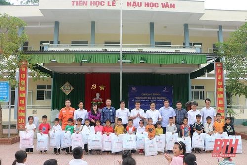 Lan tỏa yêu thương từ chương trình 'Tiếp bước em đến trường'