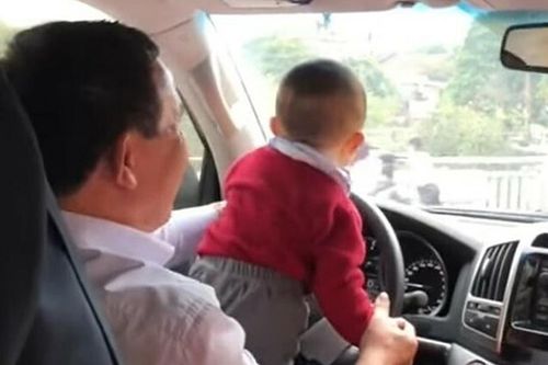 Tranh luận về đề xuất trẻ em không được ngồi trên ghế trước ô tô