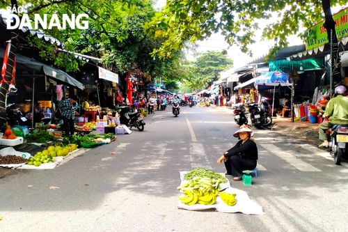 Phức tạp tình trạng lấn chiếm lòng, lề đường tại chợ Hòa Khánh