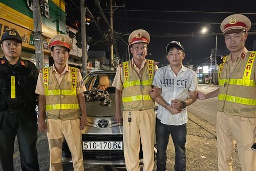 Cảnh sát giao thông bắt giữ tài xế tàng trữ ma túy