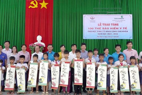 Trao tặng 100 thẻ bảo hiểm y tế cho học sinh có hoàn cảnh khó khăn