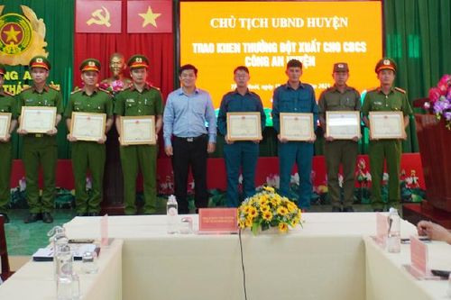 Trao khen thưởng đột xuất cho cán bộ, chiến sĩ Công an huyện Tháp Mười