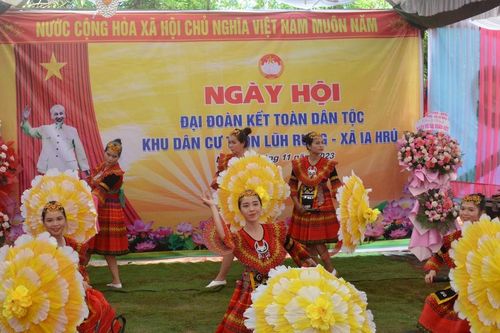 Đại tá Lê Kim Giàu dự Ngày hội đại đoàn kết toàn dân tộc tại thôn Lũh Rưng