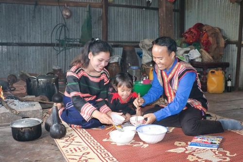 Gia Lai: 1 gia đình trẻ người Jrai được biểu dương 'gia đình trẻ tiêu biểu toàn quốc'