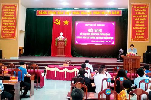 Bí thư Huyện ủy Kbang đối thoại với giáo viên