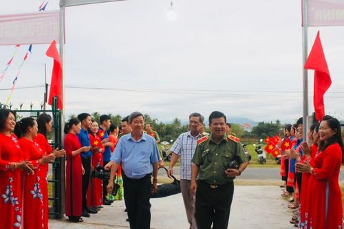 Thiếu tướng Rah Lan Lâm dự Ngày hội Đại đoàn kết toàn dân tộc tại tổ dân phố 4, phường Hòa Bình