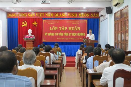Tập huấn kỹ năng tư vấn tâm lý học đường cho hơn 100 cán bộ quản lý, giáo viên