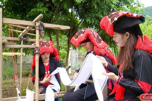Nét văn hóa truyền thống trang phục của người Dao đỏ