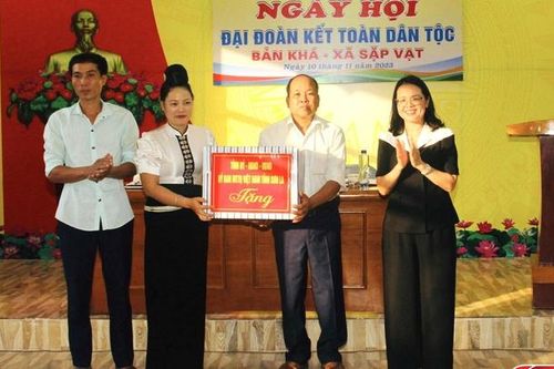 Đồng chí Trưởng ban Tuyên giáo Tỉnh ủy dự Ngày hội đại đoàn kết toàn dân tộc tại huyện Yên Châu
