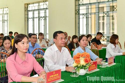 Đồng chí Trưởng Ban Tuyên giáo Tỉnh ủy Nông Thị Bích Huệ tiếp xúc cử tri xã Hồng Thái