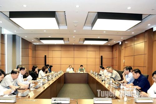 Đoàn đại biểu Quốc hội tỉnh tham gia thảo luận tại tổ về các dự án luật, nghị quyết