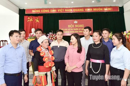 Đồng chí Trưởng Ban Tuyên giáo Tỉnh ủy Nông Thị Bích Huệ tiếp xúc cử tri xã Sơn Phú