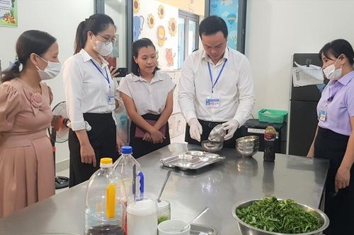 Kiểm tra 60 bếp ăn của cơ sở giáo dục tại TP. Huế