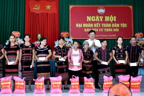 Trao 34 suất học bổng và quà hỗ trợ học sinh, người nghèo thôn Dỗi