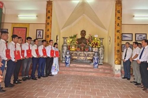 Than Hà Tu báo công tại khu lưu niệm Bí thư đặc khu ủy đầu tiên của khu mỏ