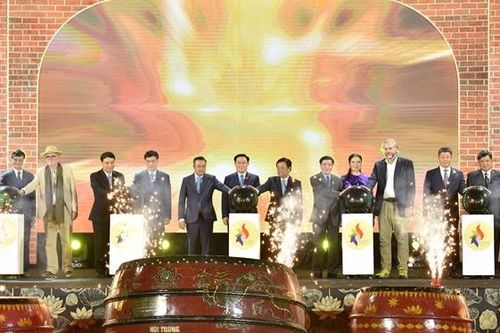 Chủ tịch Quốc hội Vương Đình Huệ dự khai mạc Festival Bảo tồn và phát triển làng nghề Việt Nam năm 2023