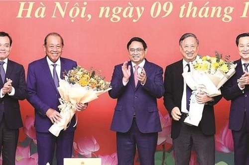 Thủ tướng Phạm Minh Chính trao Huy hiệu Đảng tặng các đồng chí nguyên lãnh đạo Chính phủ