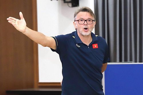 HLV Troussier: Ai không sẵn sàng thay đổi có thể ra về, tôi cũng vậy