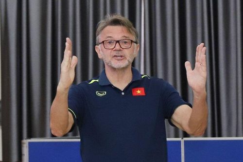 HLV Troussier gửi thông điệp mạnh mẽ, truyền lửa cho đội tuyển Việt Nam