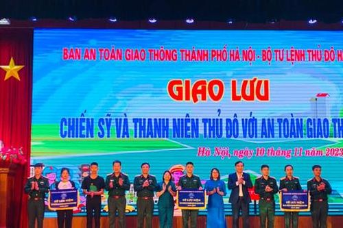 300 chiến sĩ, thanh niên Thủ đô giao lưu về an toàn giao thông