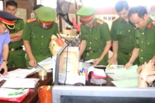 Bắt nữ 'đại gia' buôn gỗ trắc