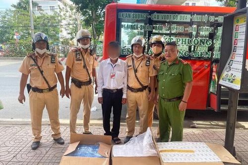 Khởi tố vụ án xe buýt vận chuyển hàng lậu