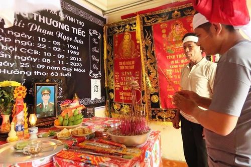 Vụ sập tấm đan cống khiến 2 người tử vong: Chết lặng nghe tin chồng gặp nạn