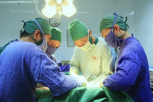 Đau bụng vào viện khám, người đàn ông phát hiện khối u nặng 2,5kg trong bụng