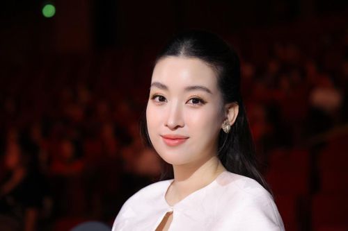 Cận cảnh nhan sắc Hoa hậu Đỗ Mỹ Linh khi tái xuất ngồi 'ghế nóng'