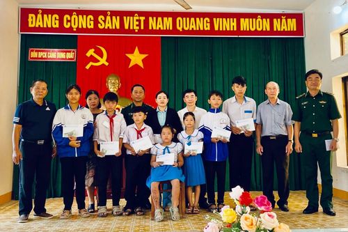 Hội Nhà báo Hà Nội và Đồn Biên phòng cửa khẩu cảng Dung Quất trao quà, động viên học sinh có hoàn cảnh khó khăn